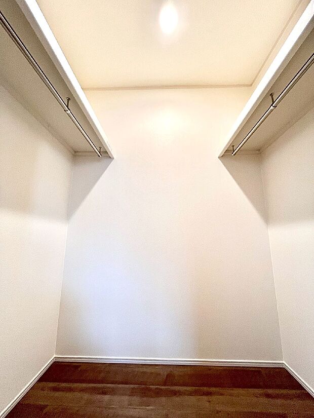 ウォークインクローゼット付きで生活空間を広く利用できます。