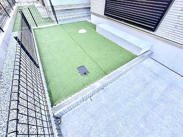 プランターを並べて季節のお花を楽しめるお庭付き。