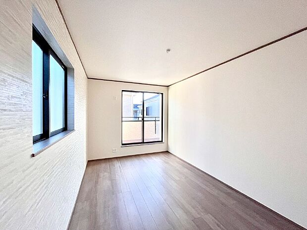 明るいバルコニーサイドに洋室を設置。目覚めの良い寝室に。