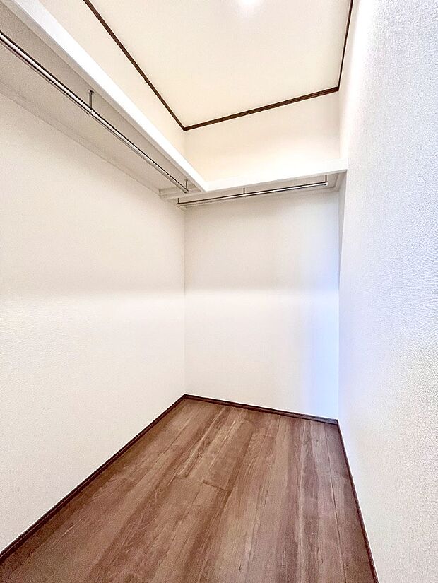 ウォークインクローゼット付きで生活空間を広く利用できます。