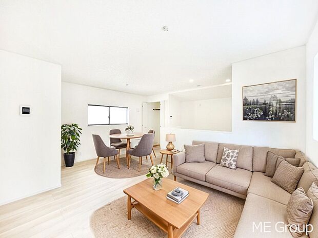 家族の和やかな会話が聞こえてきそう。開放感のあるリビングです。※家具はCGです  