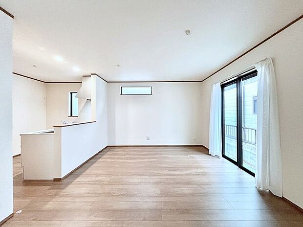 大きな窓からたっぷりの陽光と風を感じられるリビング