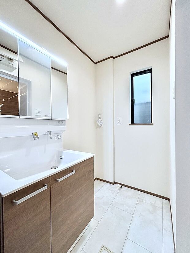 小窓がついているので湿気の多い場所でも換気が十分行えます。毎日の身支度を気持ち良く！