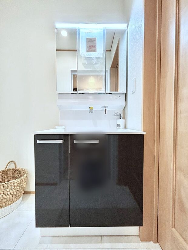 大きく見やすい三面鏡で清潔感ある洗面台は、身だしなみチェックや肌のお手入れにおすすめです。