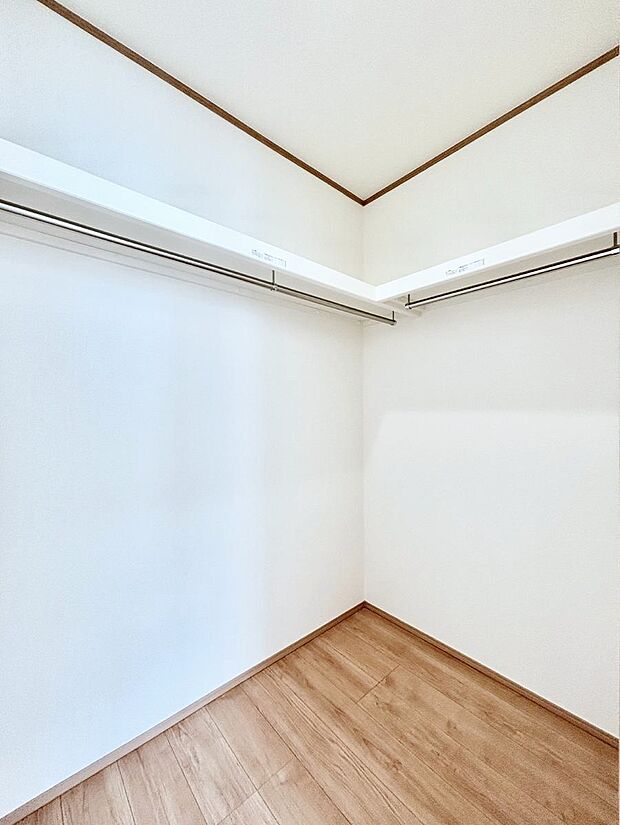 ウォークインクローゼット付きで生活空間を広く利用できます。