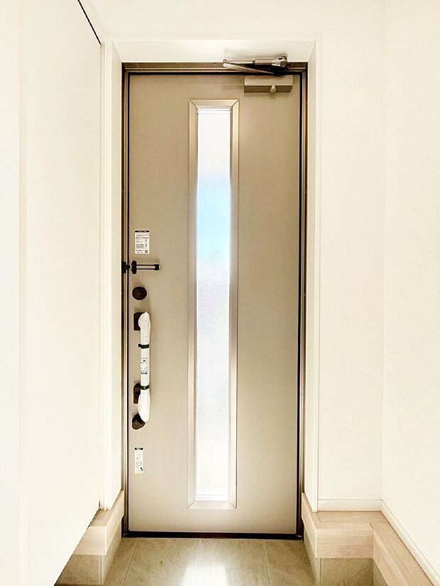 玄関ドアにスリッドラインが入っているので光の演出をしてくれます