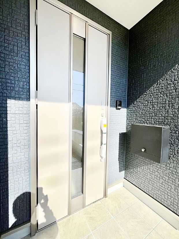 玄関前は屋根付きで雨が降っていても濡れにくいです