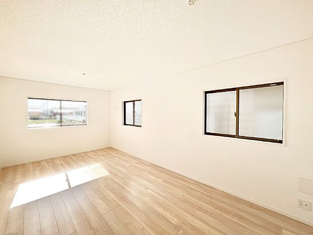 自然光が取り込まれ、家族団らんの場所を明るく演出