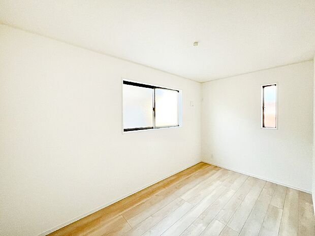 2面採光で気持ちよく自然光が取り入れられるのでお子様のお部屋にもピッタリ