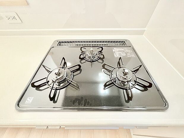 ガスコンロはＳｉセンサー搭載。火力調節や焦げ付き・消し忘れも防いでくれます。