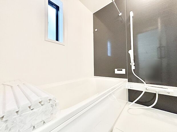 一日の疲れを癒してくれる明るい清潔感のあるバスルーム