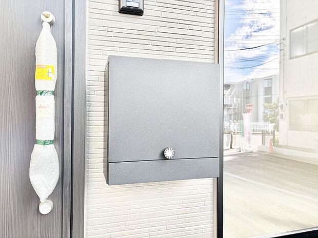 シンプルなデザインのポスト