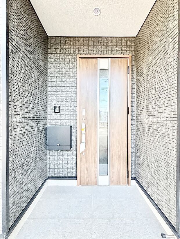 玄関前は雨が降っても濡れにくい屋根付き