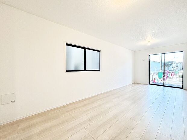 大きな窓からたっぷりの陽光と風を感じられるリビング