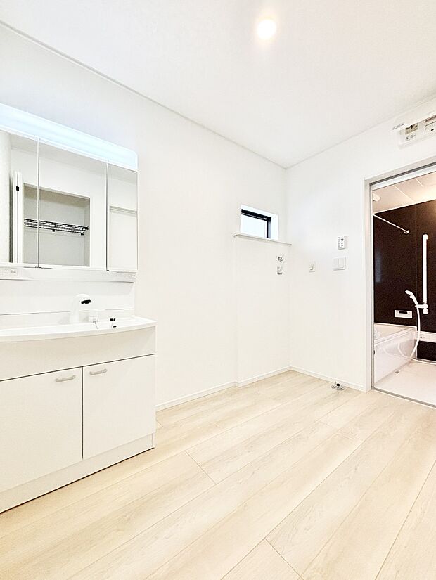 清潔感ある洗面化粧室で朝の身支度も快適