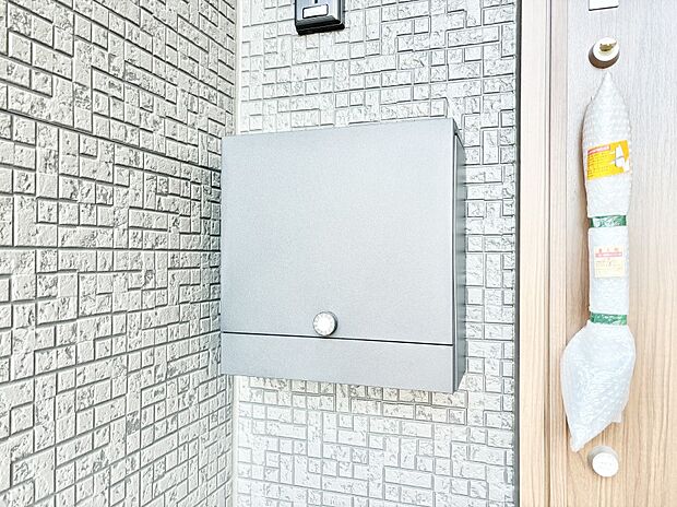 シンプルなデザインのポスト