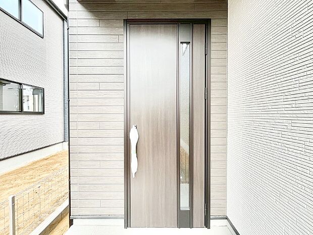 玄関前は雨が降っても濡れにくい屋根付き