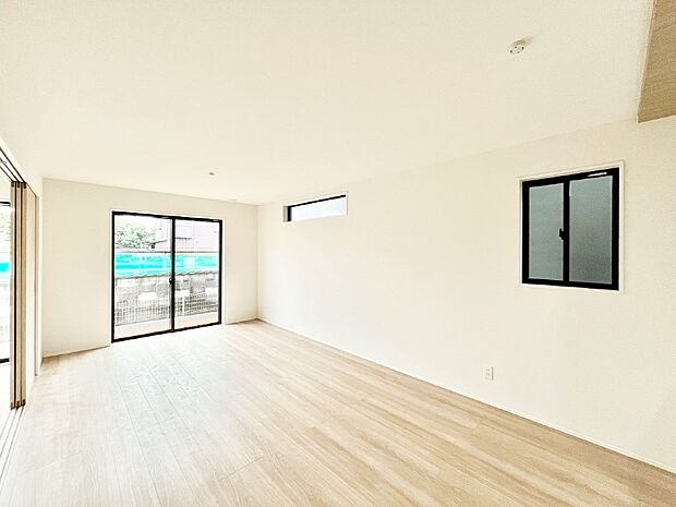 大きな窓からたっぷりの陽光と風を感じられるリビング