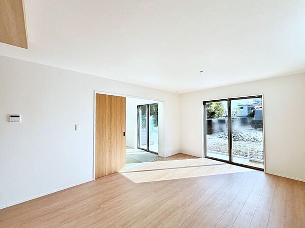 自然光が取り込まれ、家族団らんの場所を明るく演出