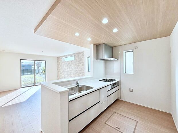 カウンター越しに楽しいおしゃべり。いつものお料理がもっと美味しくなりそうですね。