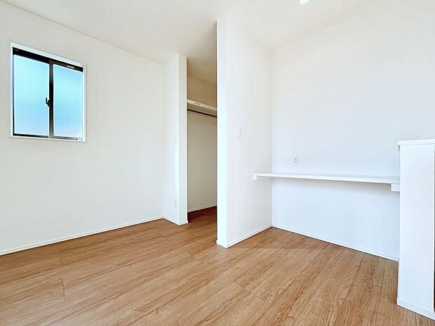 スタディカウンタースペースとウォークインクローゼットがあるお部屋。