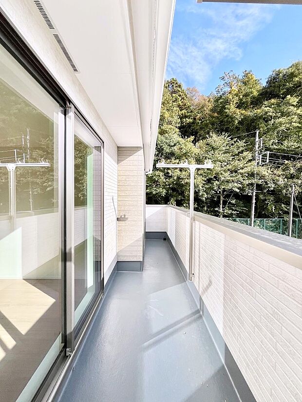 暖かな陽光が降り注ぐバルコニーはお洗濯におすすめ。爽やかな風も心地よいです。