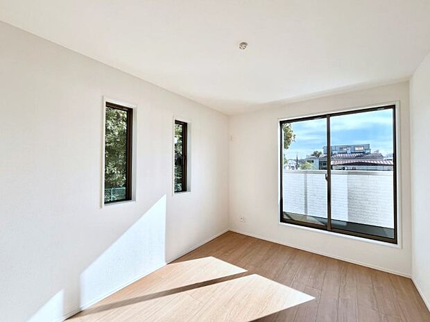 バルコニーが開放感をプラスしてくれる洋室