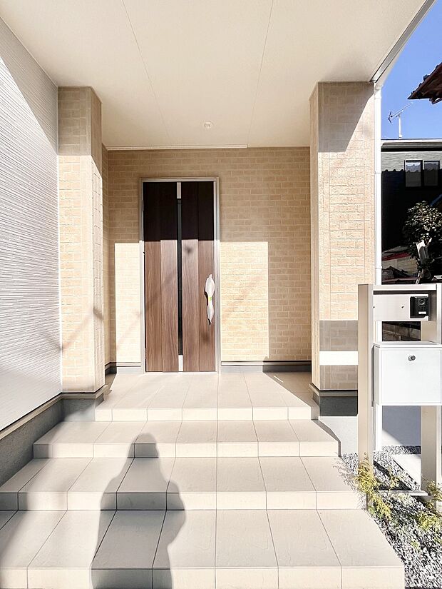 玄関前は雨が降っても濡れにくい屋根付き　