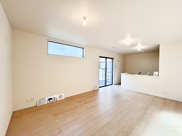 明るい陽光が注ぎ、寛ぎの雰囲気に満たされるリビング・ダイニング。