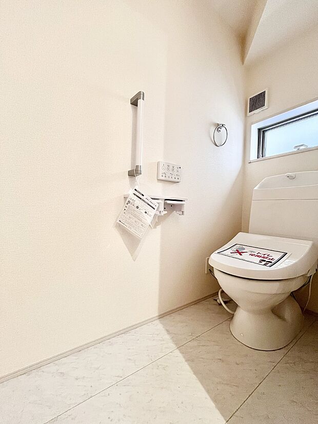 明るく清潔感のあるトイレです。 　