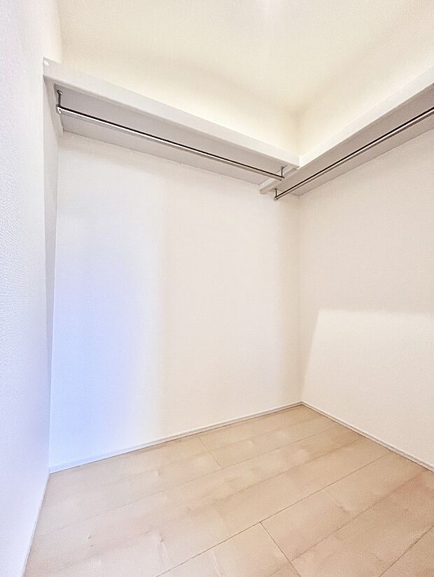 ウォークインクローゼットの活用で生活空間スッキリ