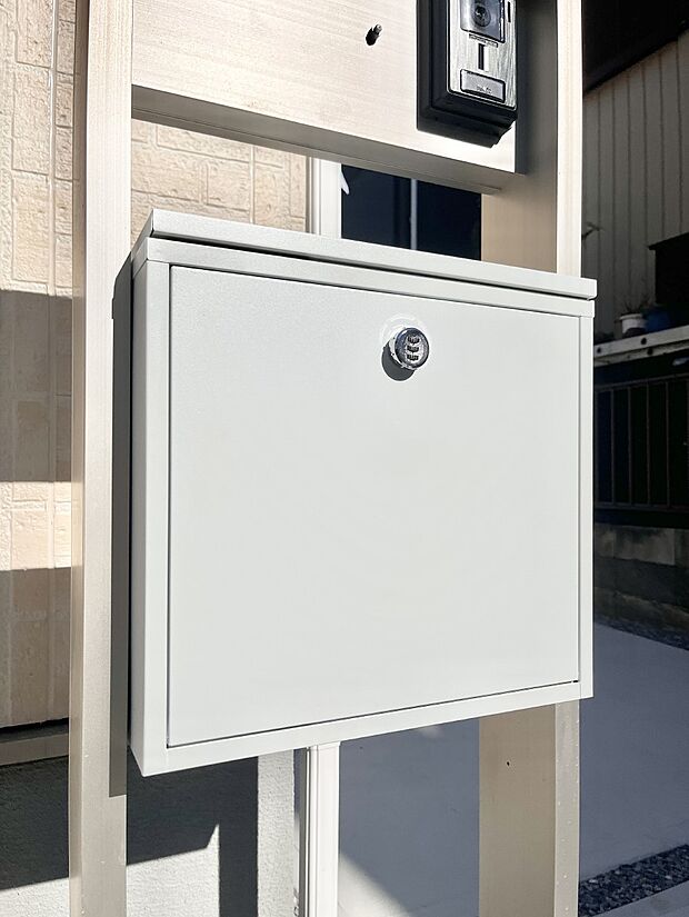 シンプルデザインのポスト。