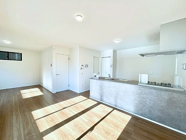 大きな窓からたっぷりの陽光と風を感じられるリビング