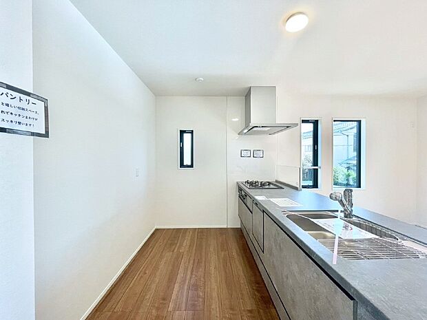 爽やかな風が通り抜けるキッチン。窓があるので明るく換気にも役立ちます。