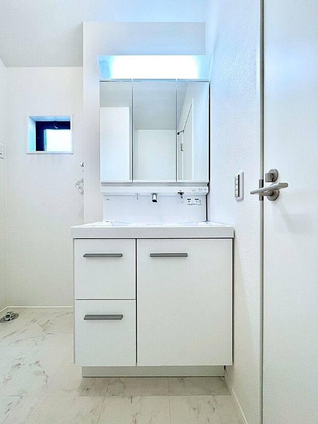 大きく見やすい三面鏡で清潔感ある洗面台は、身だしなみチェックや肌のお手入れにおすすめです。