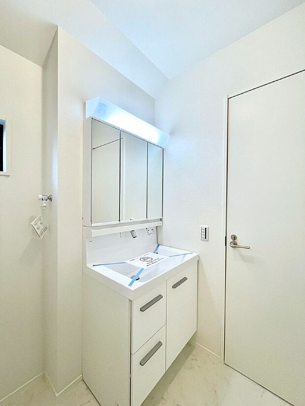 清潔感ある洗面化粧室で朝の身支度も快適