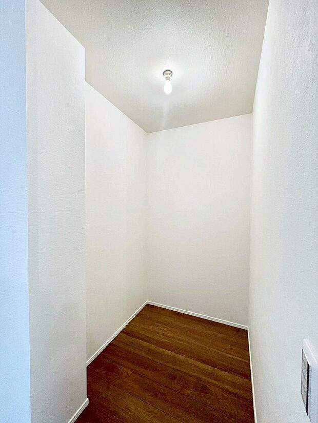 ウォークインクローゼット付きで生活空間を広く利用できます。