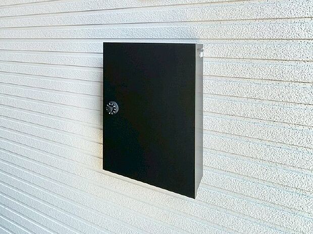 シンプルデザインのポスト。