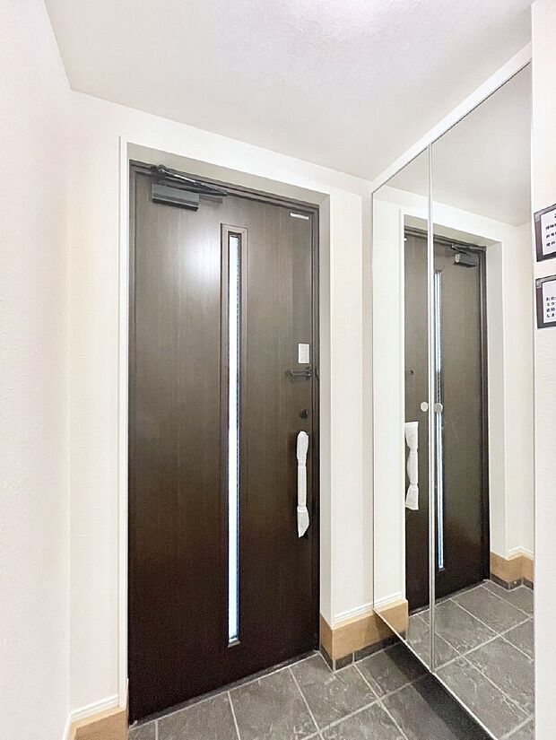 ミラー付きシューズボックスはお出かけ前の身だしなみチェックに便利