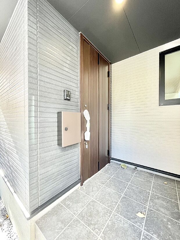 大切な家族、来客を出迎える玄関。