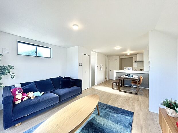 家族団らんの時間も増えそうなくつろぎのリビングダイニング。