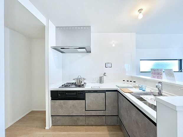 L字型だと料理するスペースも広々と使えます。コンパクトに動けてお料理ラクラク