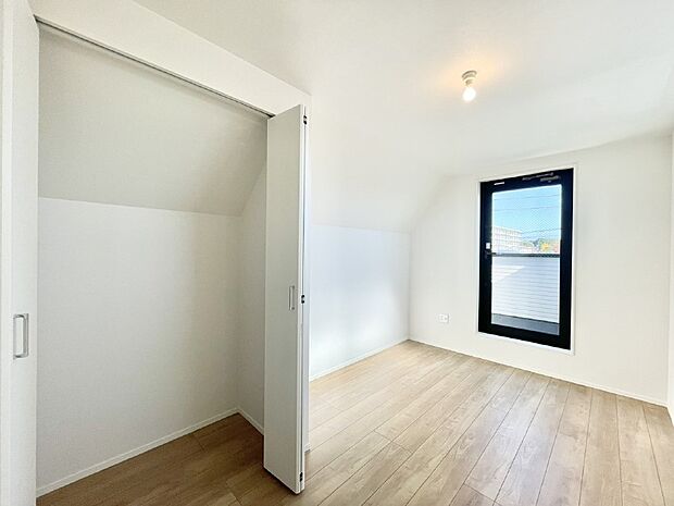 明るいバルコニーサイドに洋室を設置。目覚めの良い寝室に。