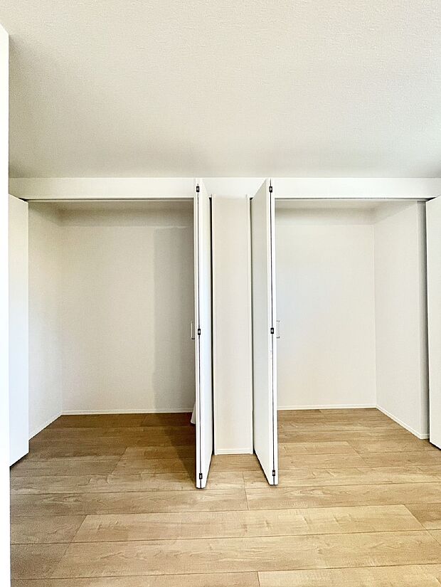 洋室のクローゼット。奥行きがあるので厚手の衣類もすっきり収まります。