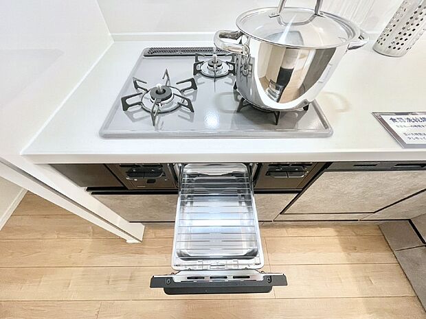 ガスコンロはＳｉセンサー搭載。火力調節や焦げ付き・消し忘れも防いでくれます。