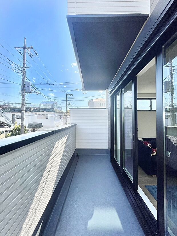 ゆったりバルコニーだから沢山お洗濯ものを干せます。