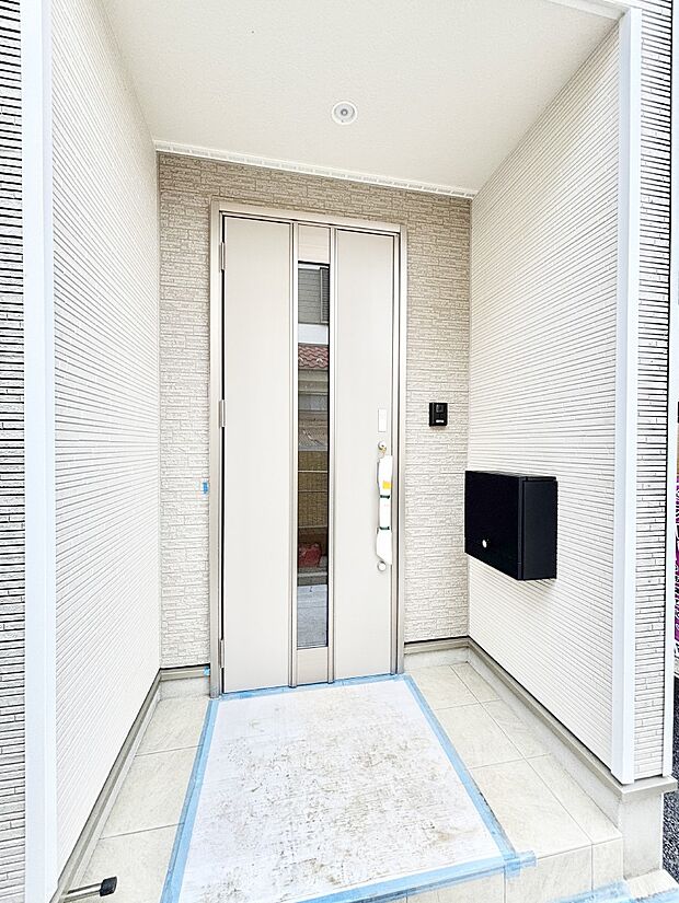 玄関前は雨が降っても濡れにくい屋根付き