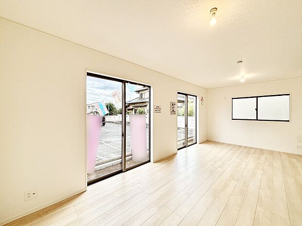 大きな窓からたっぷりの陽光と風を感じられるリビング