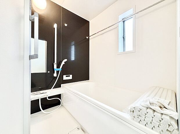 一日の疲れを癒してくれる明るい清潔感のあるバスルーム