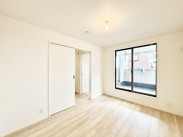 バルコニーが開放感をプラスしてくれる洋室